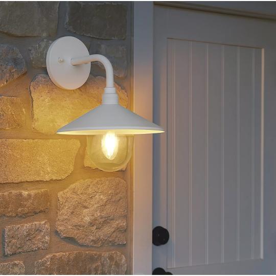 biely cottage country vonkajsie lampa mediteransky kov vodotesny terasa zahradny osvetlenie balaton chata vidiecky dom prestavba lameridiana svetly.jpg